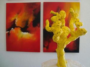 Skulptur Yellow-Live-Tree von Trau-MA mit zwei Gemälden Unglück-im-Glück von Willi Mayerhofer